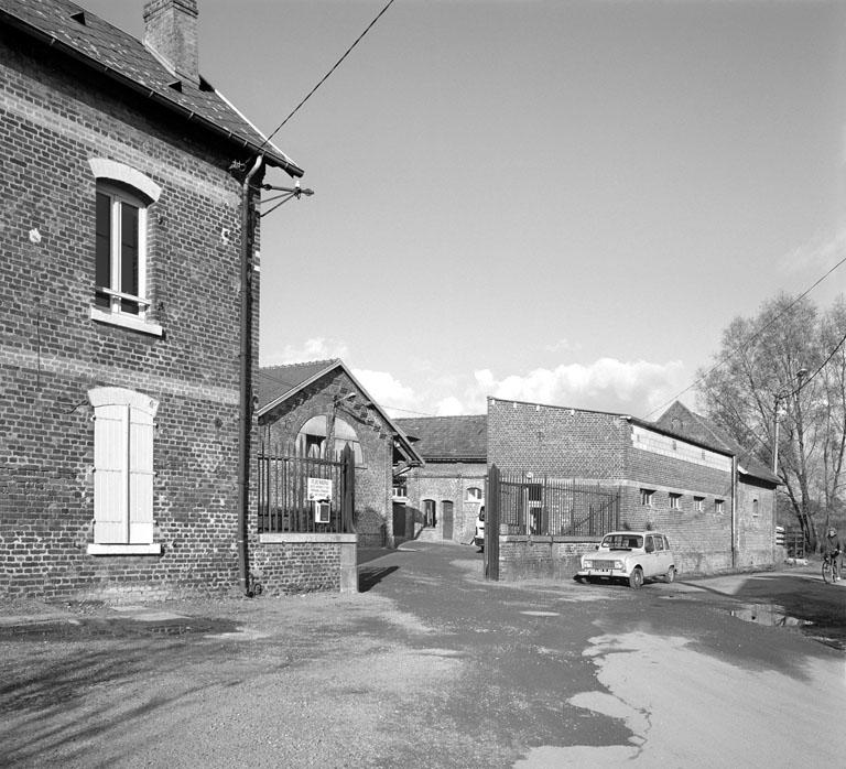 Vue partielle du bâtiment d'administration et de la cour de l'ancien abattoir.