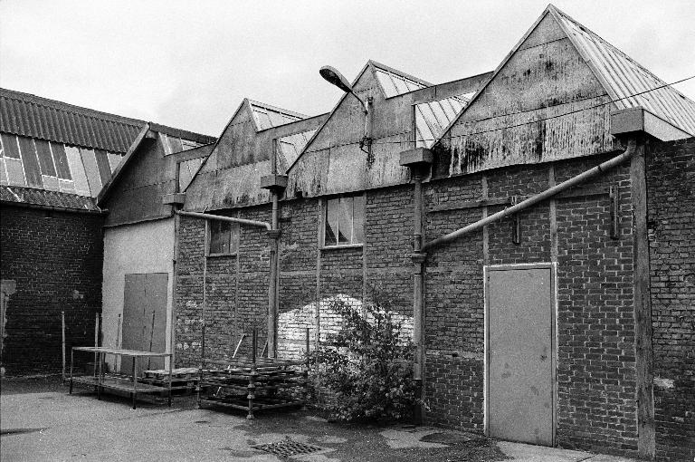 Ancienne serrurerie Parise, puis Lacotte et fonderie Caron, devenue usine de petite métallurgie Lecat Porion, aujourd'hui Atelier de Bobinage du Vimeu