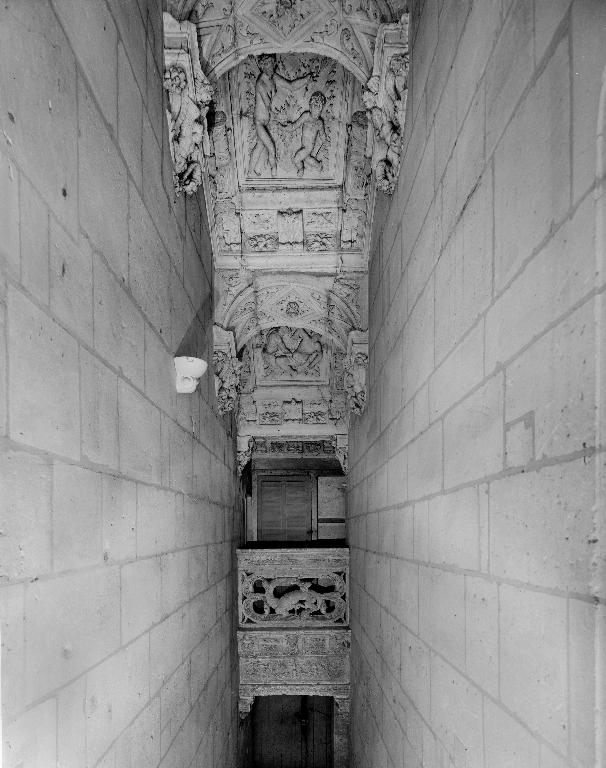 Décor du petit escalier du logis (voûte, quatre arcs, vingt-huit consoles d'architecture, garde-corps)