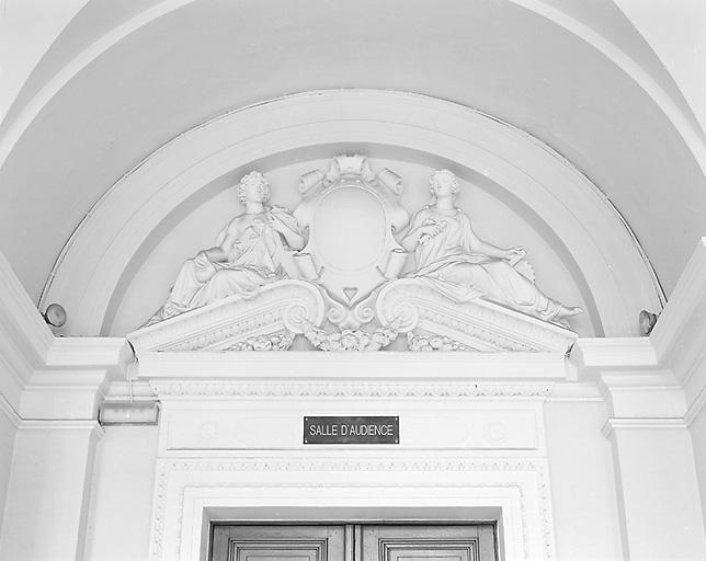 Fronton : le commerce et l'industrie