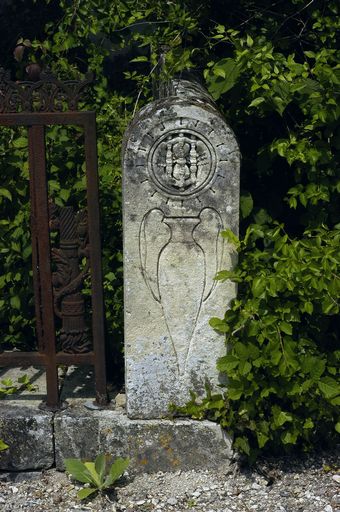 Tombeau (stèle funéraire) des familles Caron-Vitet, Alfred Caron et Lambert-Caron