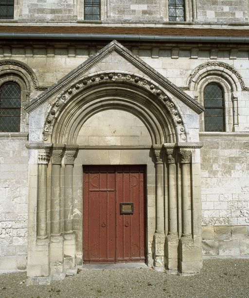 Le décor sculpté de l'église : façade occidentale, portail latéral sud et chapiteaux de la nef