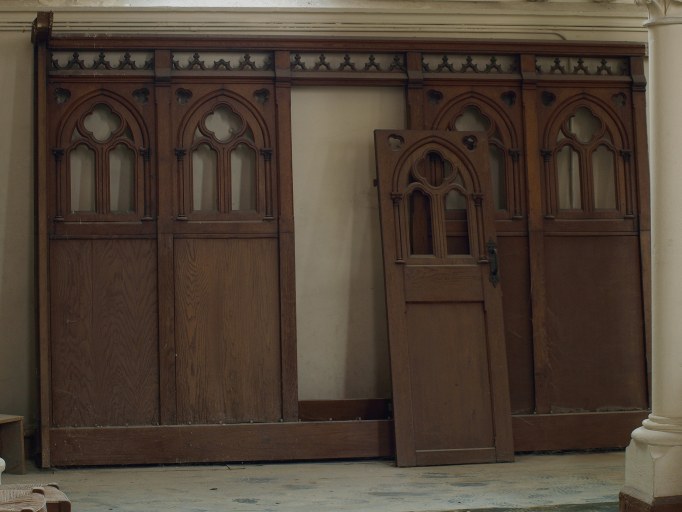 Ensemble : lambris de demi-revêtement, clôtures, portes, élément d'architecture, niche, dais d'architecture (?)