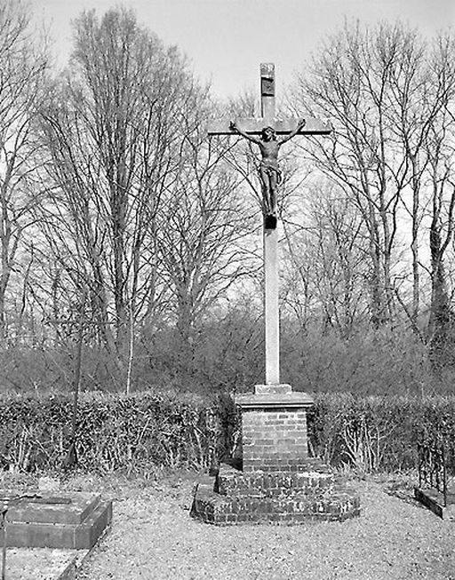 Ancien château, dit de la Huguenoterie à Landouzy-la-Ville, devenu cimetière communal