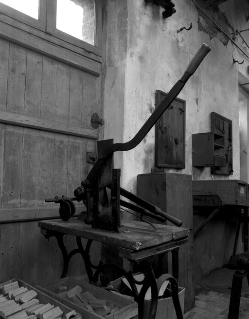 Ensemble de deux machines à découper par cisaille (massicots guillotines)