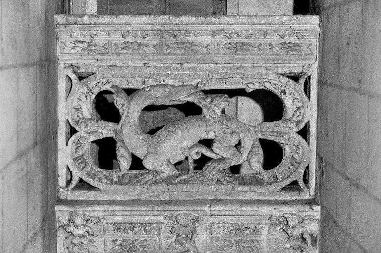 Décor du petit escalier du logis (voûte, quatre arcs, vingt-huit consoles d'architecture, garde-corps)