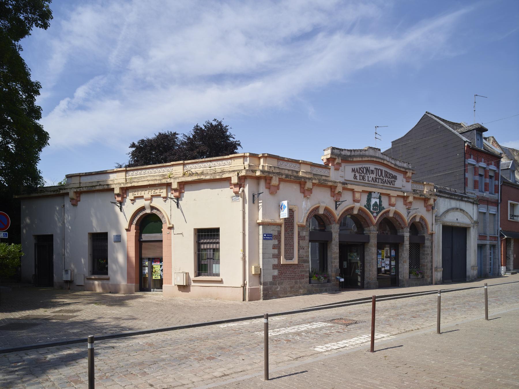 Deux anciens corps de garde, actuellement office du tourisme et centre des impôts