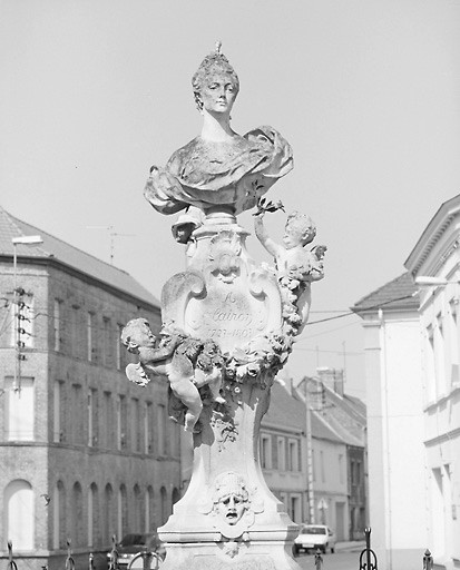 Monument commémoratif de la tragédienne Hippolyte Clairon, dit monument de la Clairon