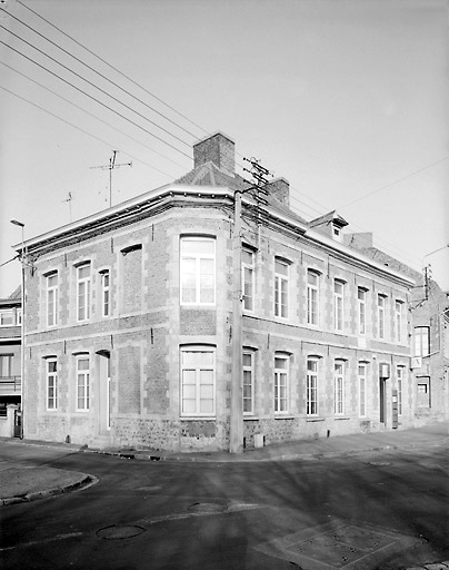 Série de 3 maisons, puis établissement administratif