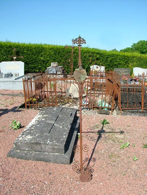 Église paroissiale de la Nativité de la Sainte-Vierge et cimetière de Surcamps