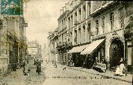 Les maisons du 18e siècle et les immeubles de la rue d'Orchies, carte postale (Médiathèque Saint-Amand-les-Eaux).