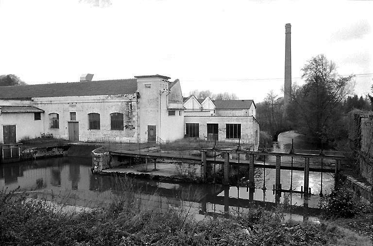 Ancienne filature de laine Lucas-Ternaux, puis Collin, puis usine de quincaillerie Collin, puis usine de soierie artificielle des Soies de Compiègne, puis tissage Leclerc, puis Textunion