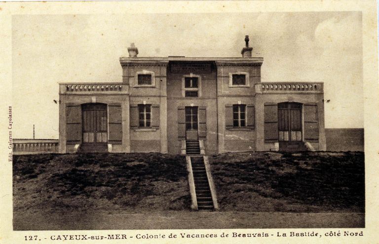 Ancienne maison de villégiature, dite La Bastide ou La Bastille, devenue colonie de vacances de Beauvais et de la région (actuellement centre d'aide par le travail)