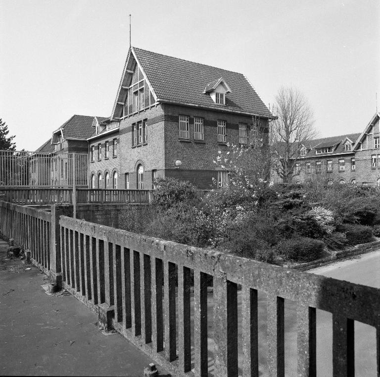 Ancien asile d'aliénés, puis hôpital psychiatrique, puis centre hospitalier spécialisé (CHS), dit établissement public de santé mentale des Flandres