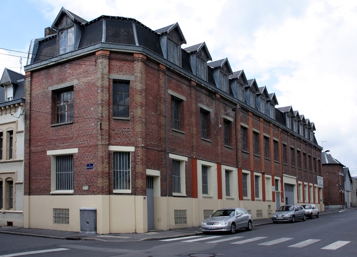 Ancienne usine de Remicourt (tissage de guipure), puis Décaudin et Béguin, puis de la Cotonnière de Saint-Quentin, puis usine de confection