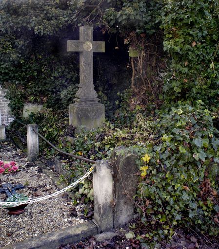 Tombeau (croix funéraire) d'Ernest Leriche (ancien enclos funéraire)