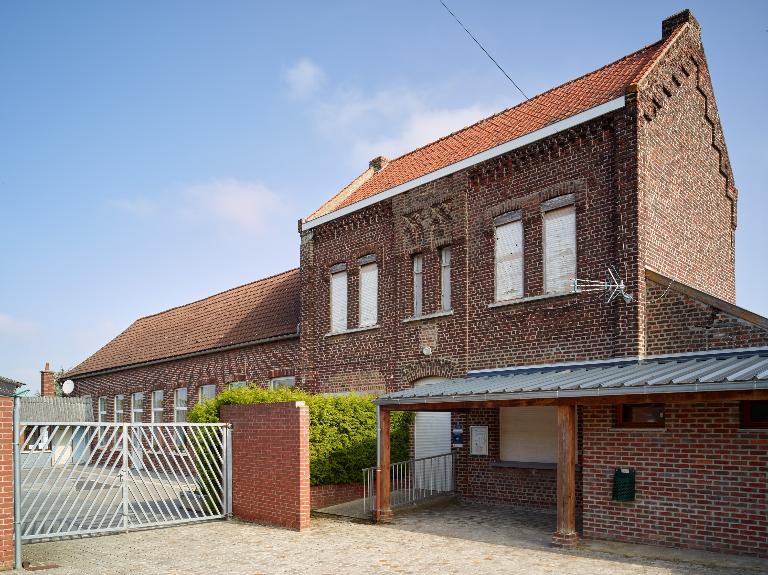 Vue générale des classes et de l'ancien logement d'instituteur.