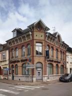 Ancien immeuble à boutique, actuellement établissement bancaire