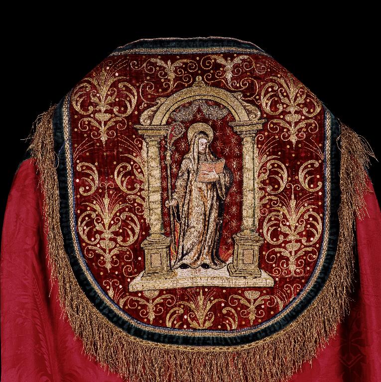 Ensemble de l'ornement rouge de l'église Saint-Étienne (trois chapes, une chasuble et une paire de dalmatiques)