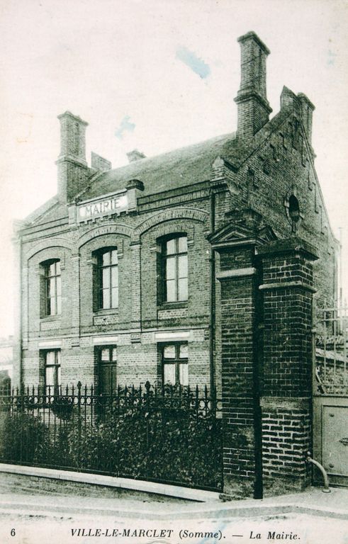 Mairie et écoles (école primaire de garçons et école maternelle) de Ville-le-Marclet