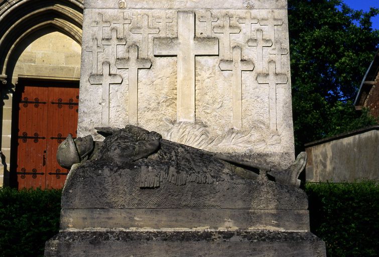 Haut-relief et bas-relief : Soldat gisant et allégorie féminine