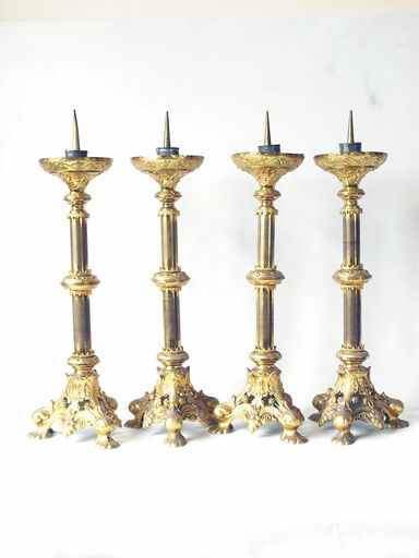Ensemble de quatre chandeliers