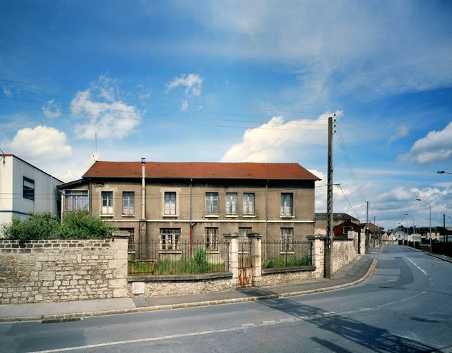 Usine de petite métallurgie (clouterie) Denille, puis tréfilerie Guttin-Landais, puis Forges, Tréfileries et Pointeries de Creil, puis Tréfilunion, puis ACOR