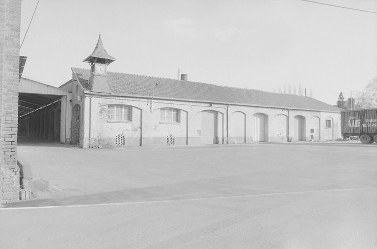 Ancienne distillerie de Montières, puis Cie Française de levure, alcool et drechure de grains, devenue usine textile de soie artificielle d'Amiens, puis brasserie, laiterie Debouverie père, entrepôt commercial et conserverie les Salaisons amiénoises