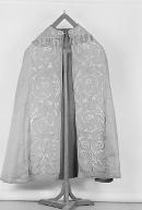 Trois chapes, quatre dalmatiques, chasuble, trois étoles, trois manipules, voile huméral, voile de calice, bourse de corporal (ornement doré)