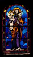 Ensemble des deux verrières figurées des absidioles : saint Joseph et l'Enfant Jésus, la Sainte Vierge