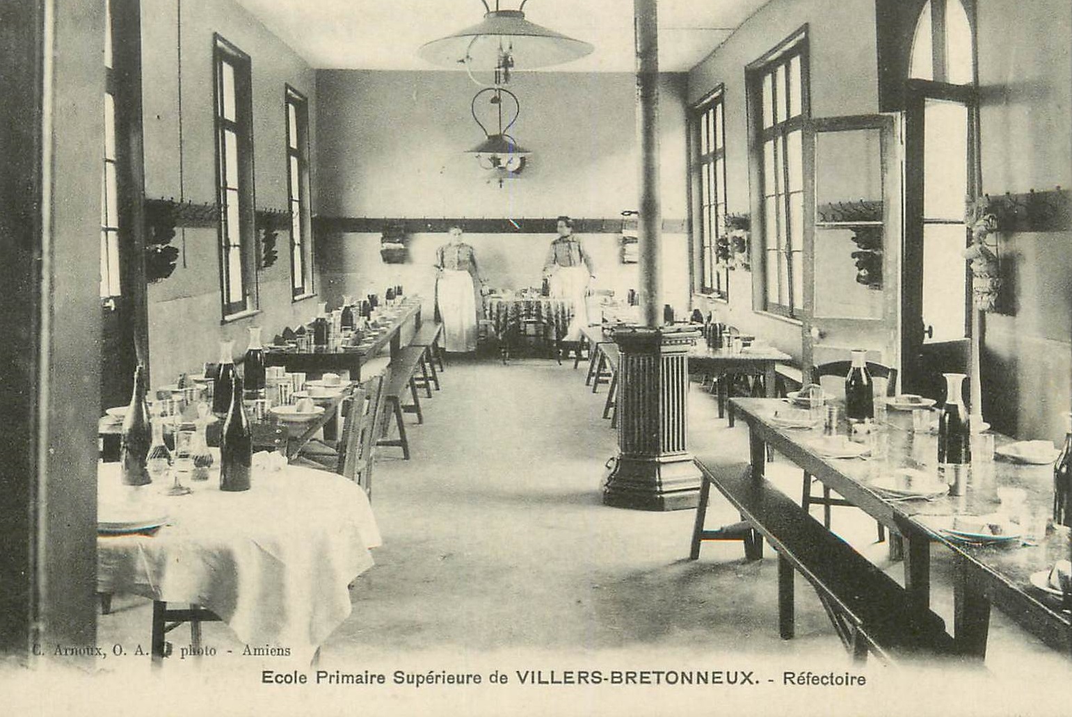 Ancienne demeure du négociant Edmond Outrequin-Dieu, devenue école primaire supérieure, puis école de filles (actuelles école Saint-Exupéry et école maternelle Le Petit-Prince)