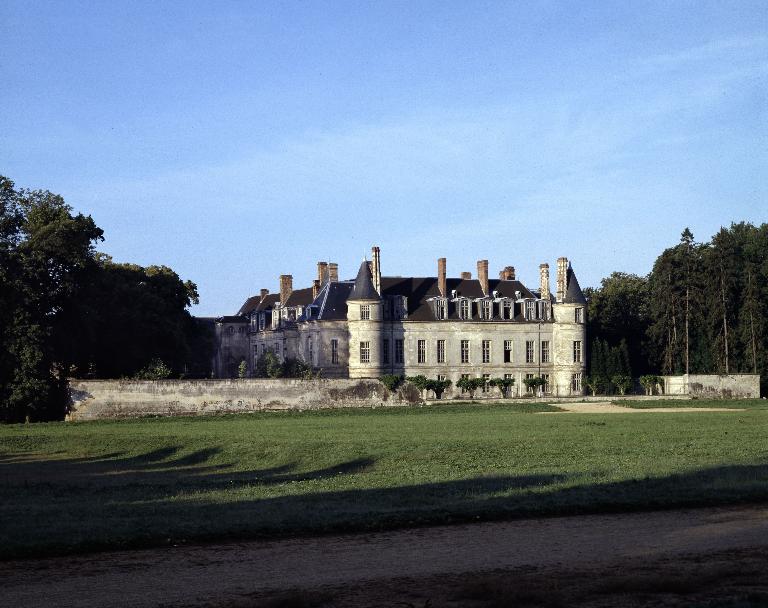 Vue du château de Villers-Cotterêts, depuis le Petit Parc.