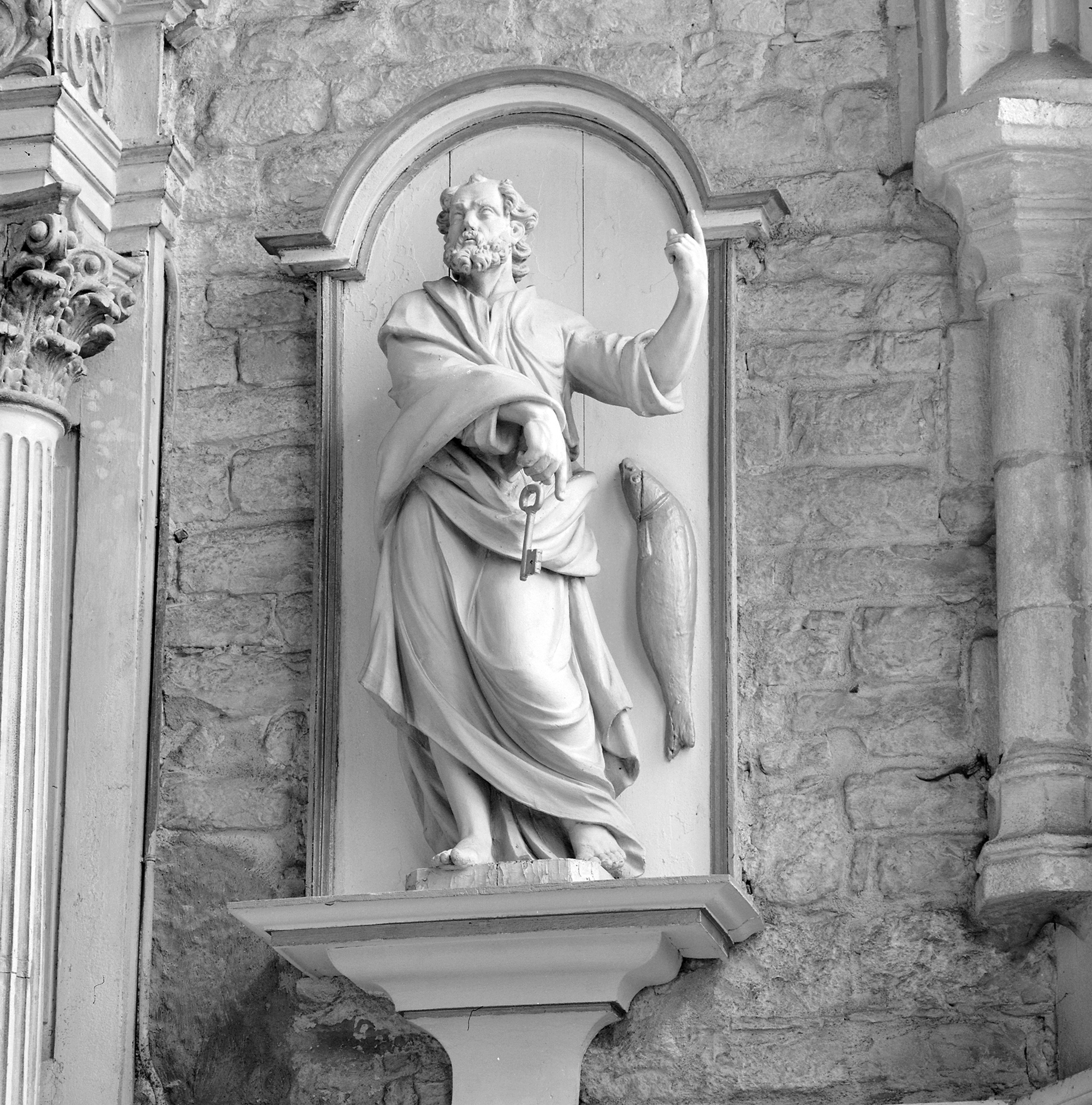 Trois statues (petite nature) : Salvator Mundi, saint Pierre, saint Paul.