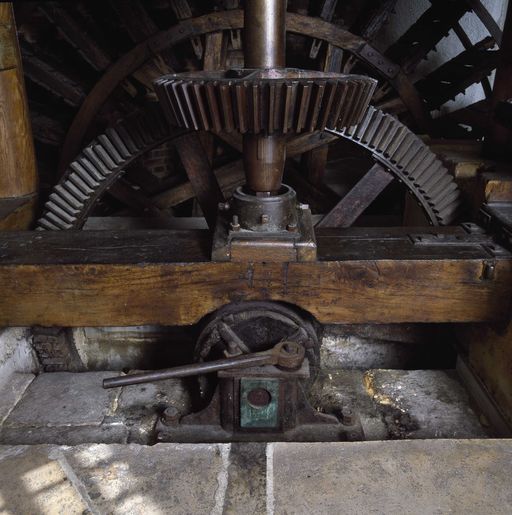 Ancien moulin à blé, devenu minoterie, puis usine de décolletage dite moulin Mazeau, actuellement foyer de l'Ecole de Direction du Transport et de la Logistique