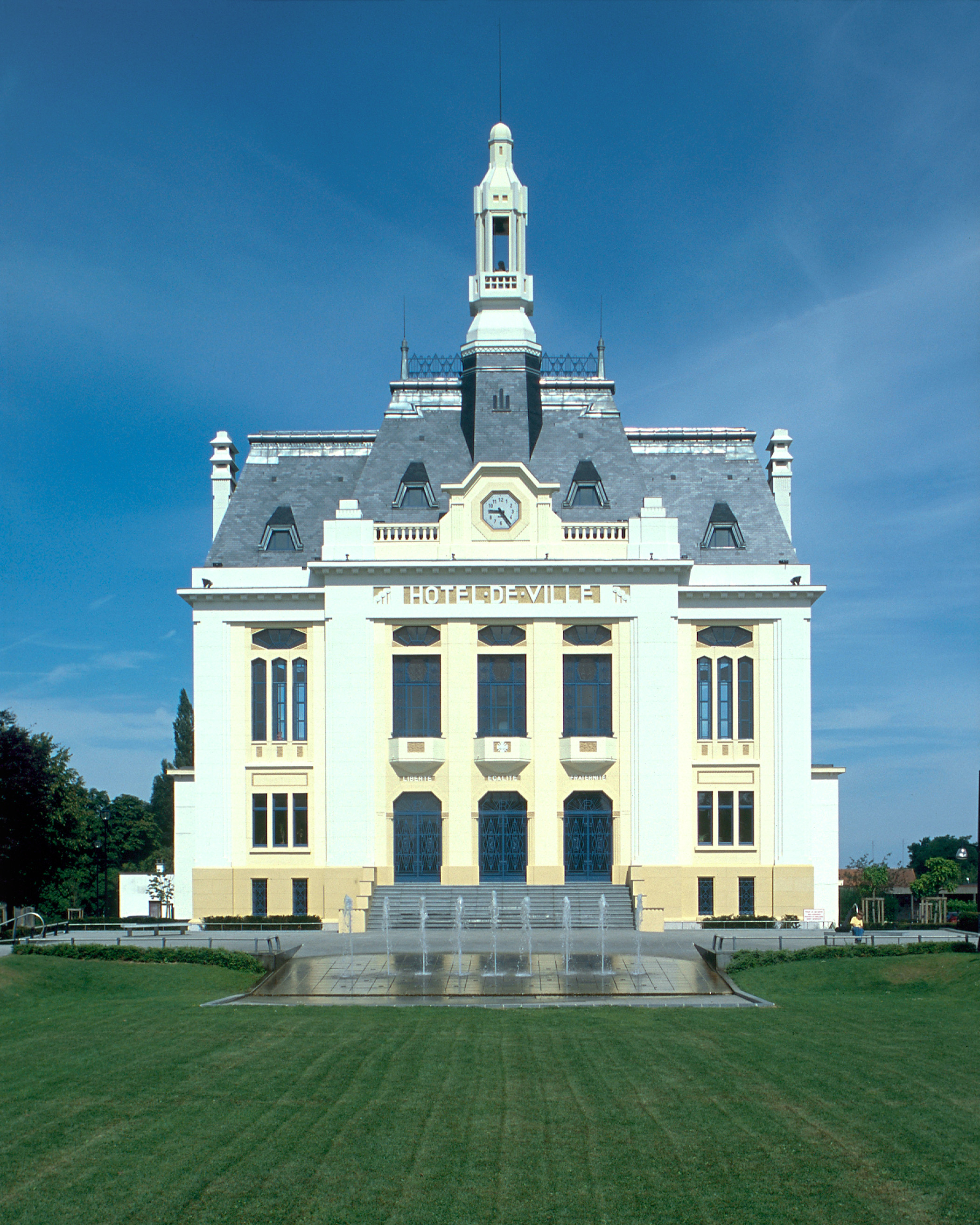 Vue générale de l'Hôtel de Ville, construit en 1927.