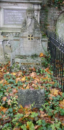 Enclos funéraire de la famille de l'entrepreneur de monuments funèbres François Hippolyte Lamolet [Lamolet-Damerval]