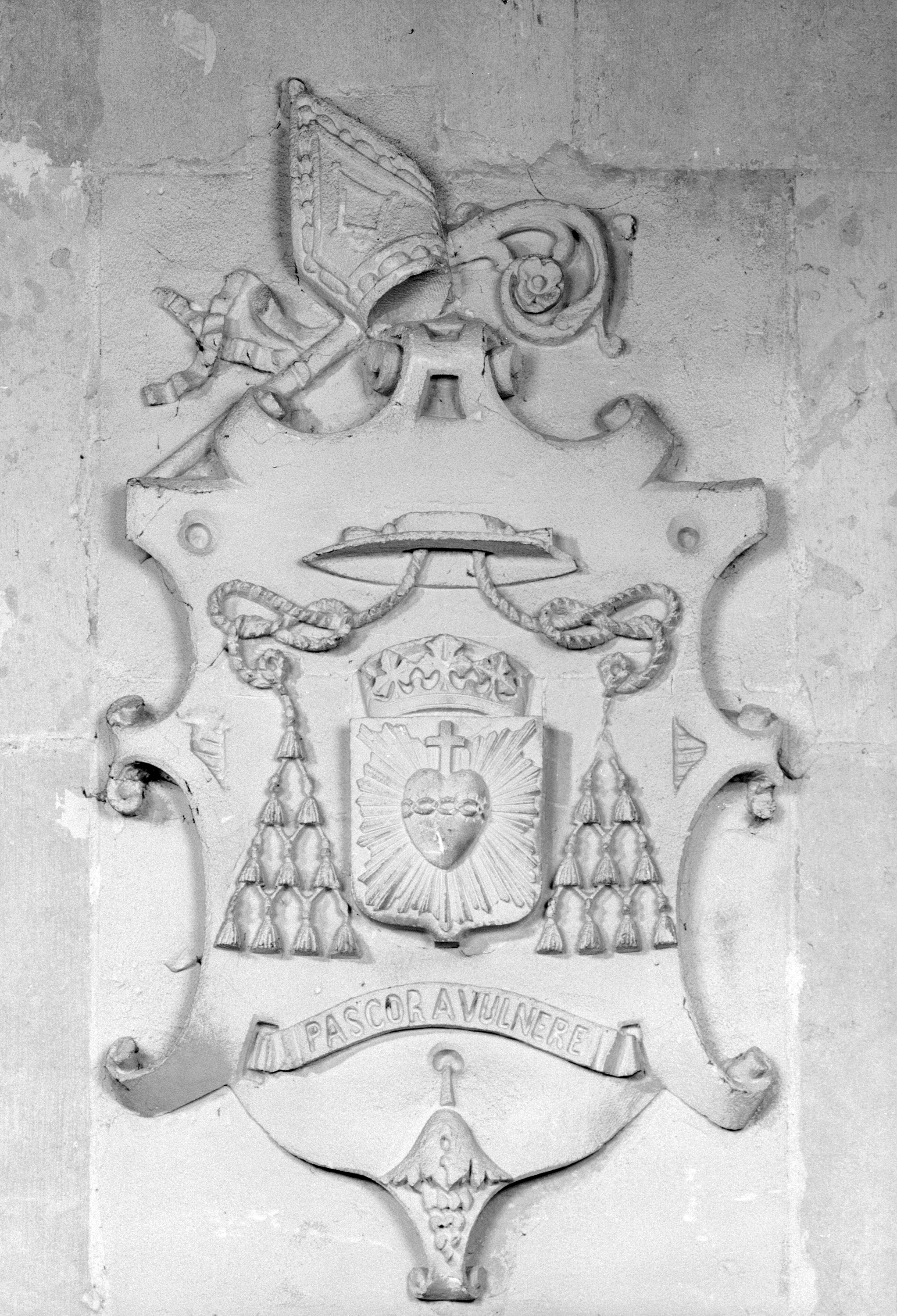 Deux bas-reliefs : les armoiries de monseigneur Haffreingue et de monseigneur Lequette