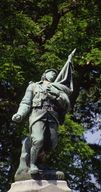 Statue (figure colossale) : Soldat au drapeau