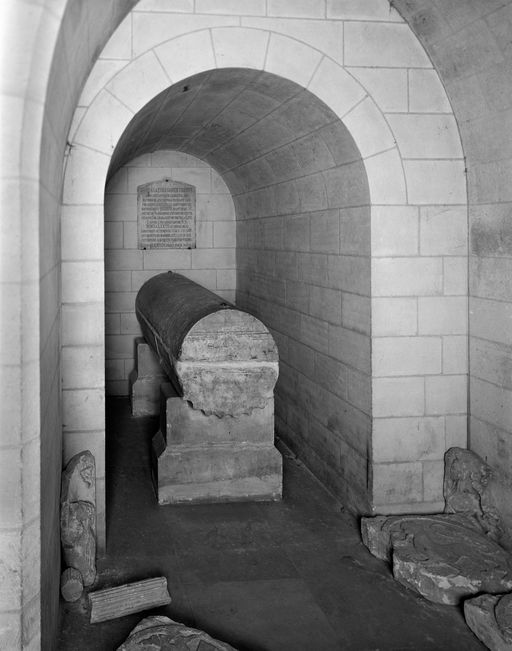 Fût de colonne, remployé en sarcophage de saint Quentin