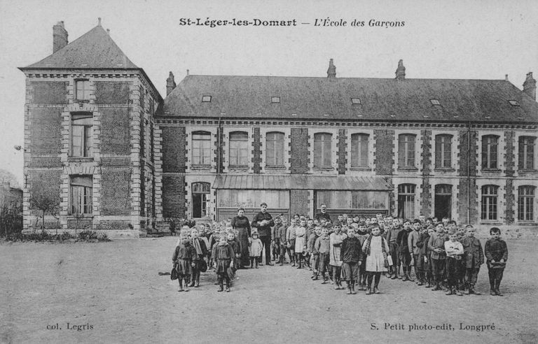 Ancien manoir, dit château, devenu école primaire Jules-Ferry (Groupe B) à Saint-Léger-lès-Domart