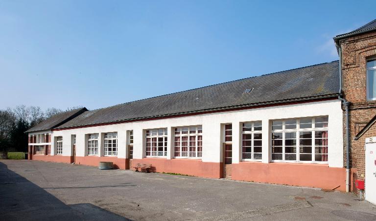 Ancienne école primaire de garçons et mairie du village de Fressenneville, actuellement mairie et bibliothèque