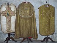 Ensemble de 2 chasubles (ornement blanc, ornement doré) et une chape (ornement doré)
