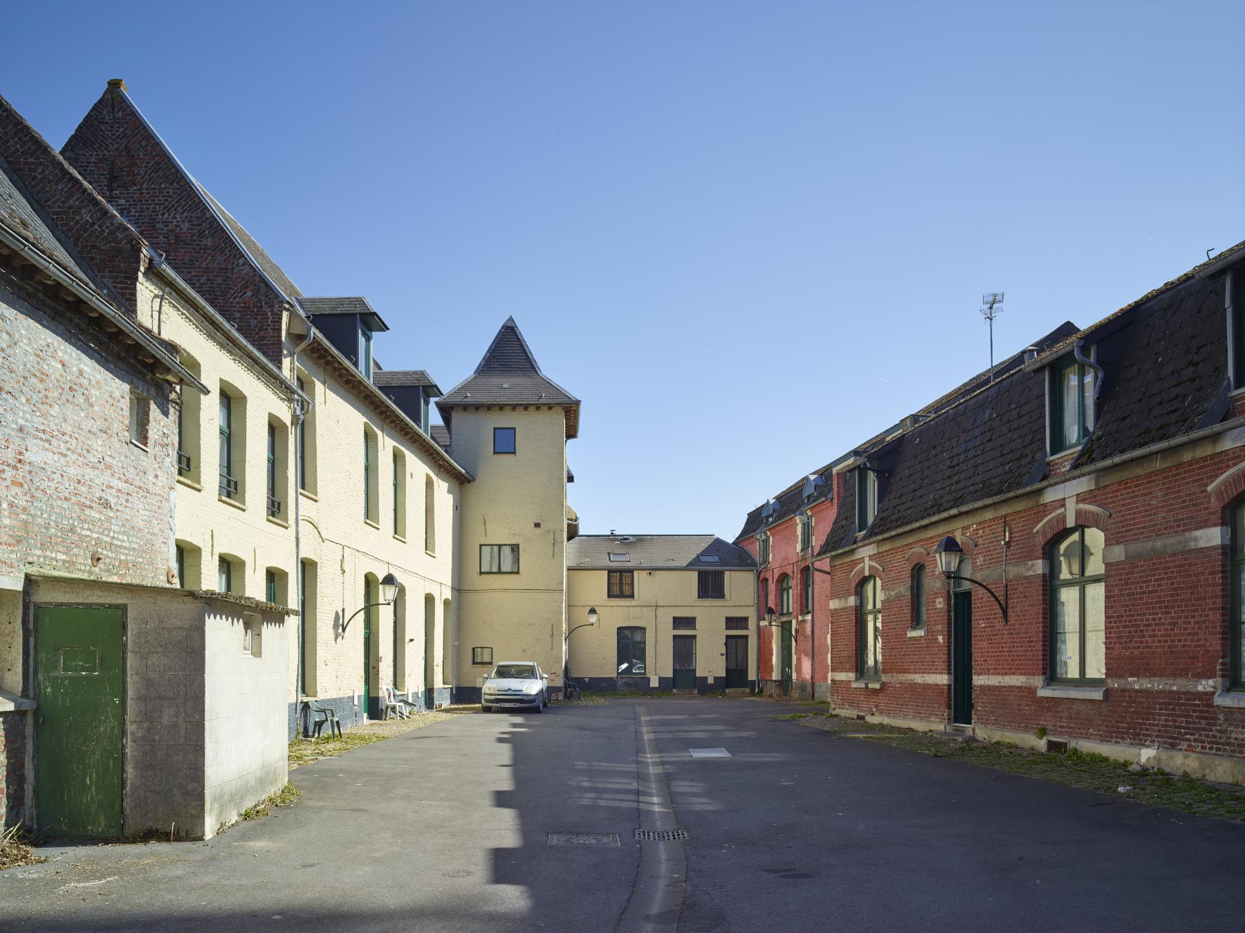 Ancienne caserne de cavalerie, puis gendarmerie, actuellement immeuble à logements