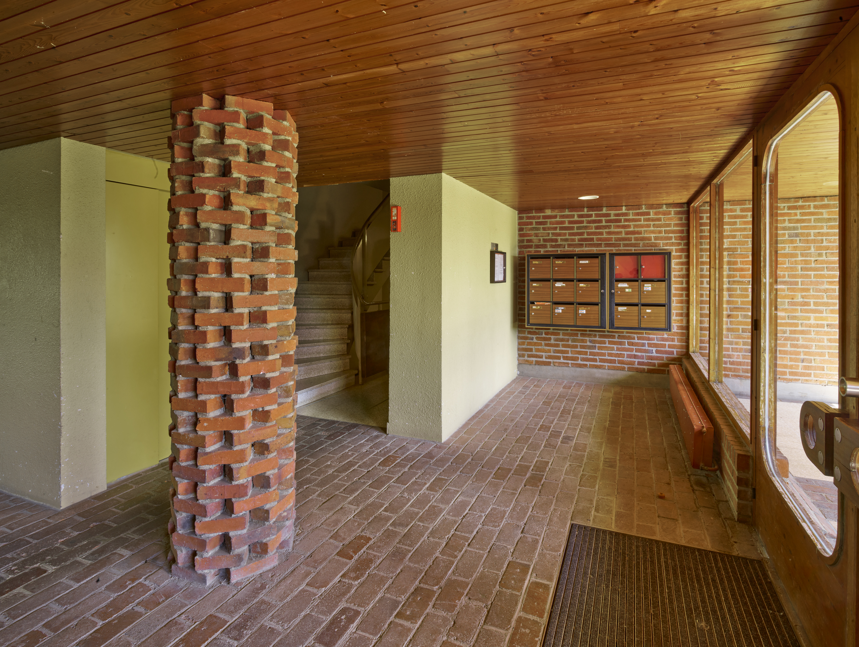 Intérieur du hall traversant de l'entrée 6-7 (bâtiment E). 