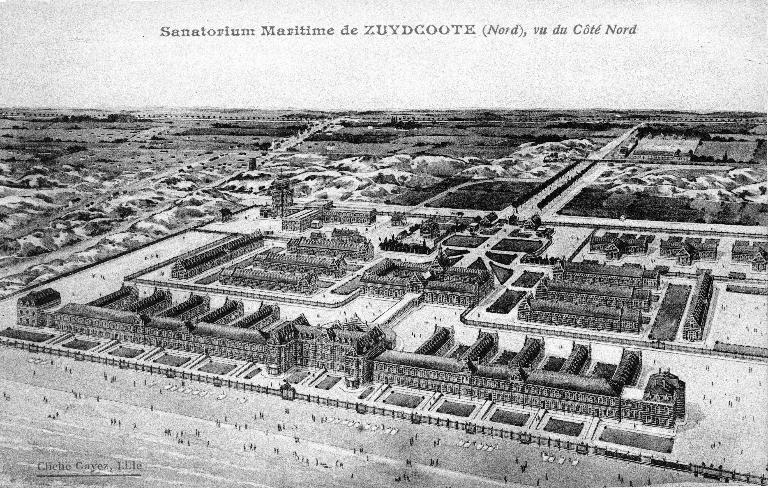 Vue aérienne générale du sanatorium avec au fond à droite la ferme du Nord. Carte postale, début du 20e siècle.