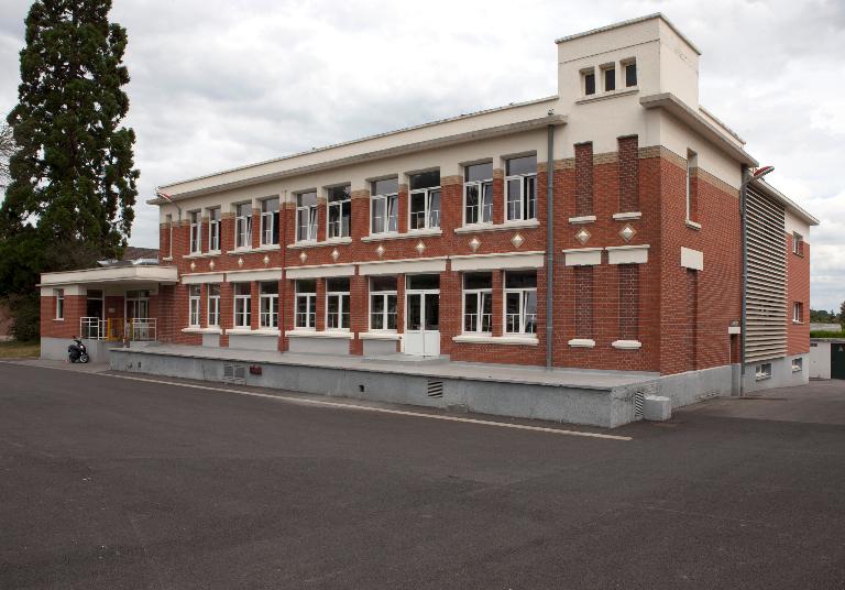 Hôpital, hospice, puis maternité, pouponnière et crèche, actuellement centre hospitalier