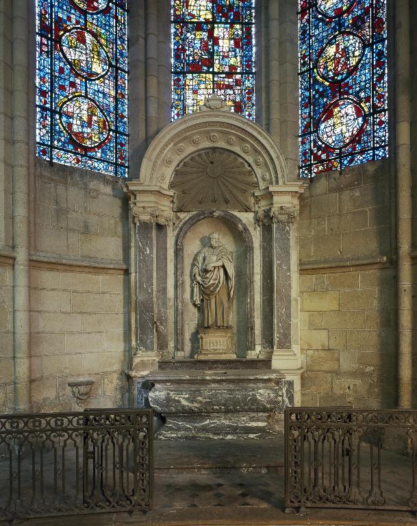 Ensemble des deux autels secondaires Saint-Pierre et Saint-Paul (degrés d'autel, autels tombeaux, gradins d'autel, retables architecturés à niche)