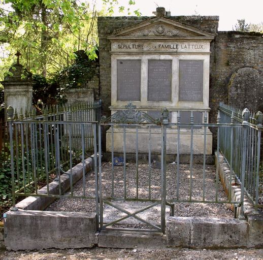 Tombeau (stèle funéraire) de la famille Latteux