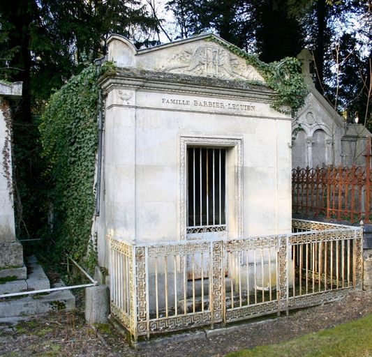 Tombeau (chapelle) de la famille Barbier-Lequien et tombeau (stèle funéraire) de la famille Ricard-Barbier