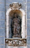 Détail de la niche en façade recevant une statuette de saint Pierre.